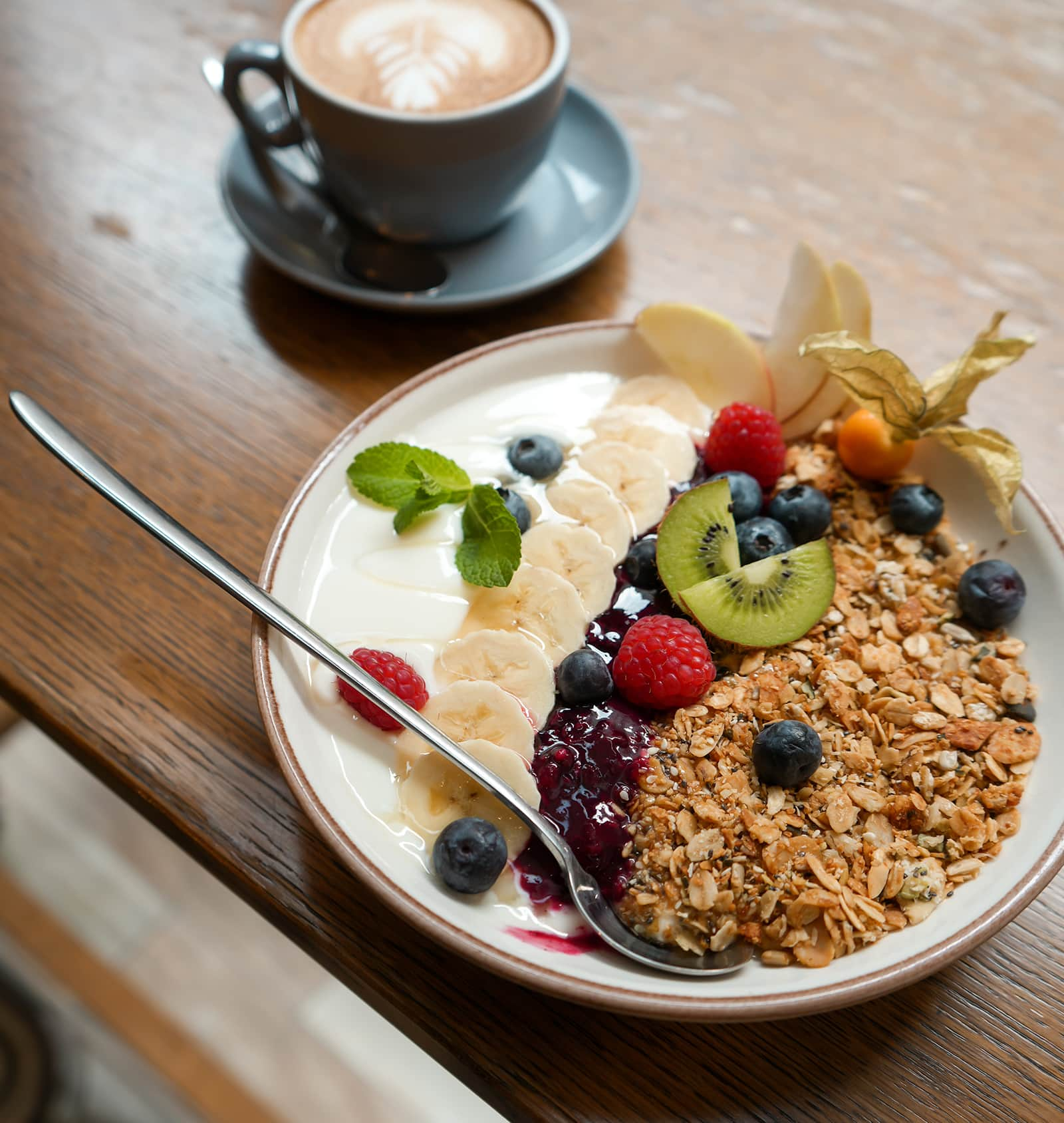 Frühstück - Granola auf Joghurt