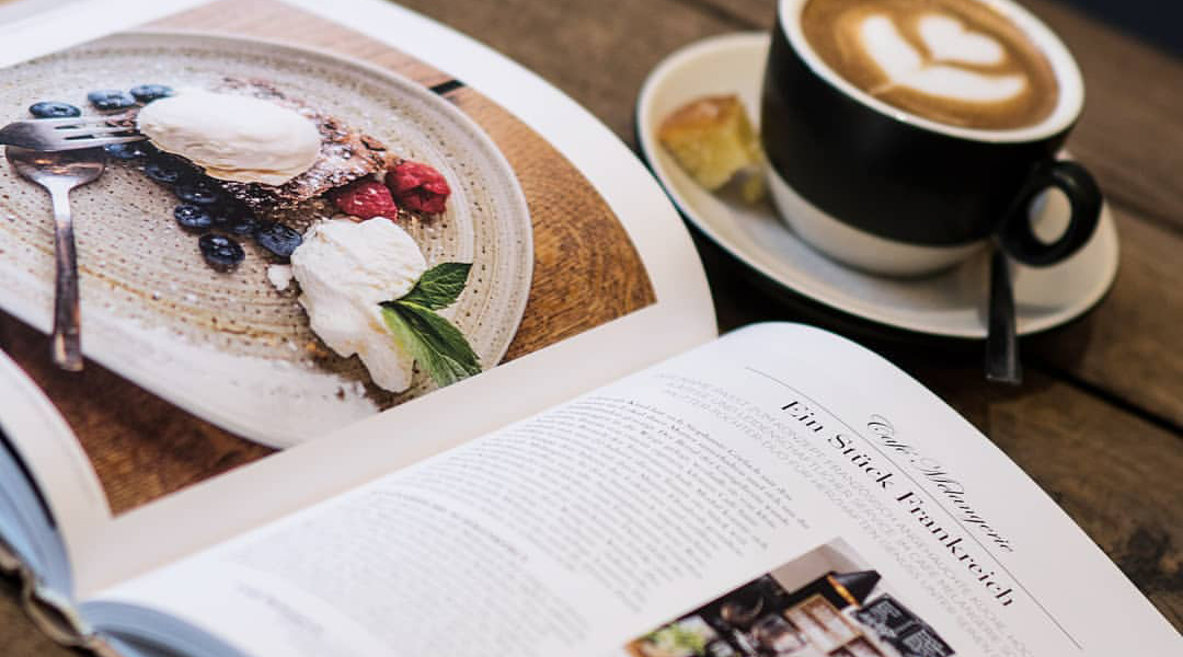 Buch mit Artikel "Ein Stück Frankreich inmitten der Wiener Kaffeehauskultur"