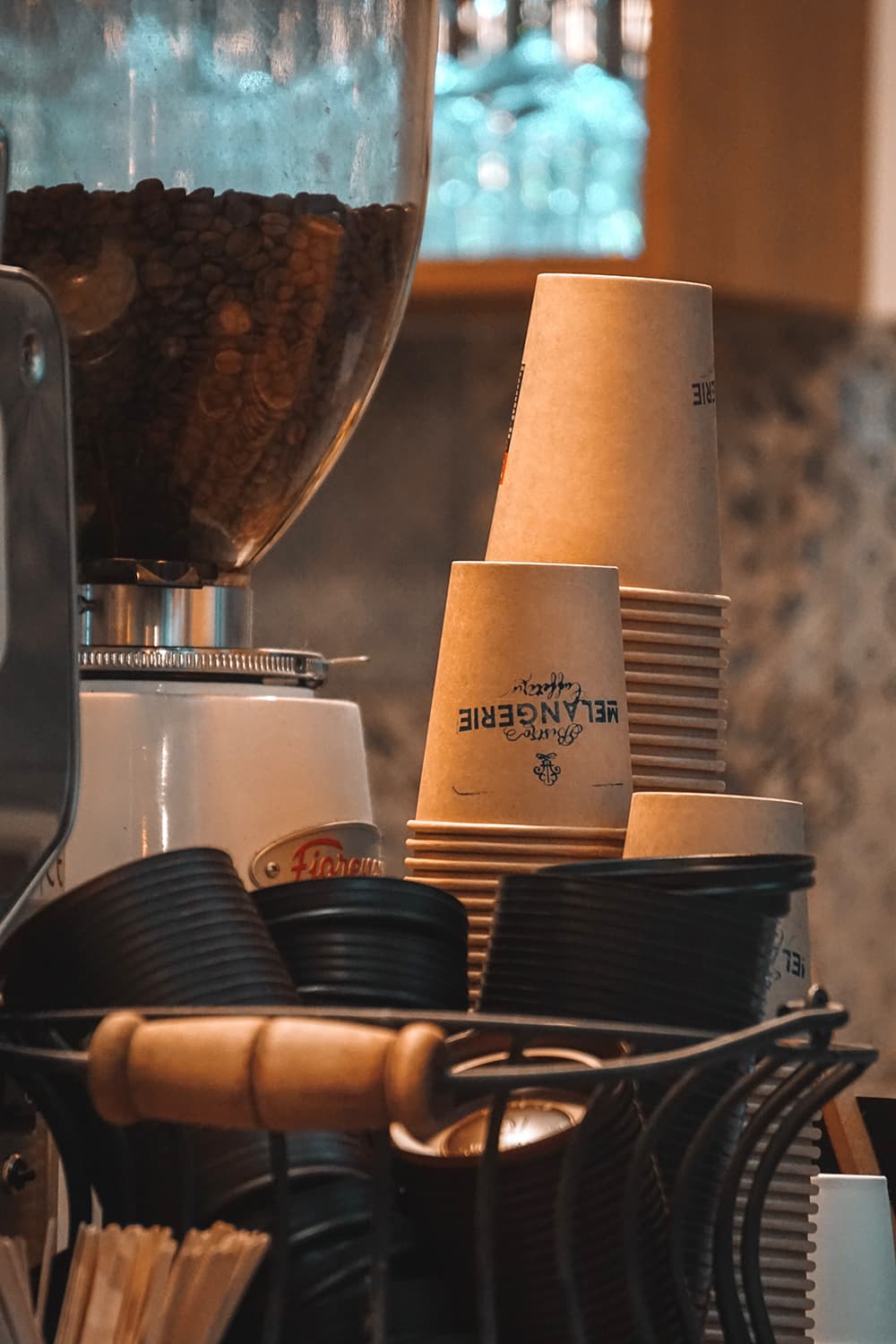 Melangerie - Kaffeemaschine mit Kaffeebechern