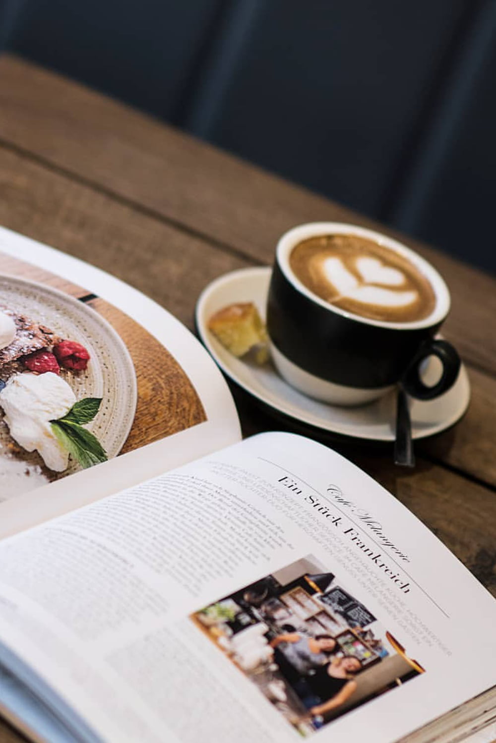 Buch mit Artikel "Ein Stück Frankreich inmitten der Wiener Kaffeehauskultur"